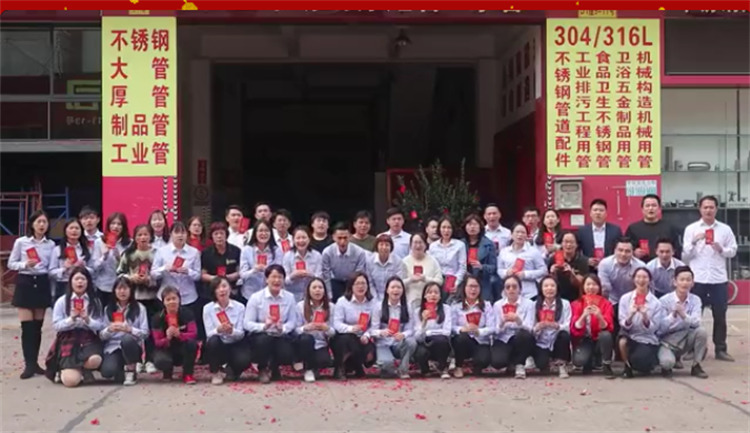 新年将近，佛山市宽裕半岛.体育全体成员在这里给大家拜个早年了。