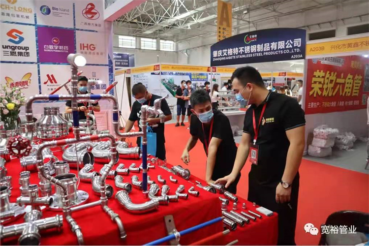 宽裕工程师对于半岛.体育水管配件的详细讲解，让客户更加详细的了解产品